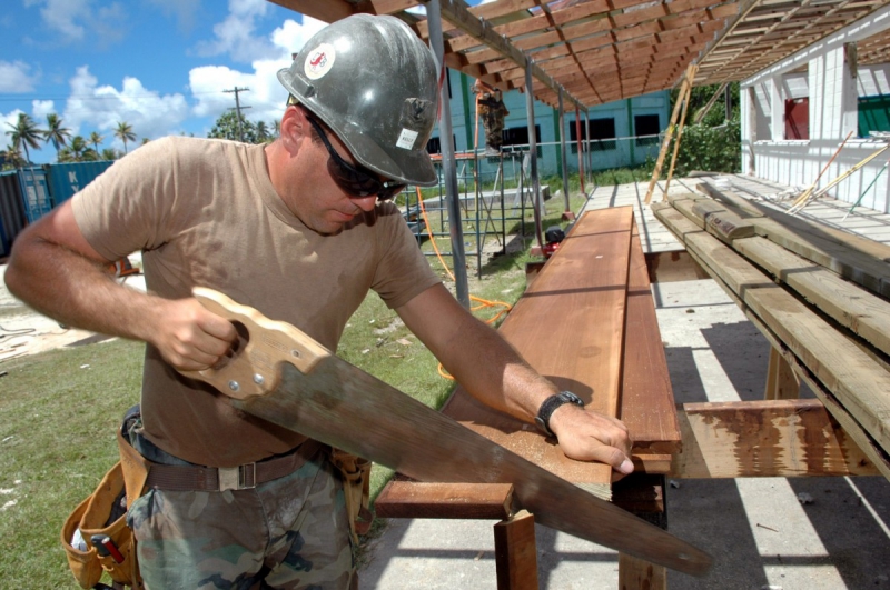 charpentier-LE ROURET-min_worker_construction_building_carpenter_male_job_build_helmet-893290